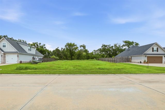 208 Creekside Lane, Lake Jackson, TX 77566
