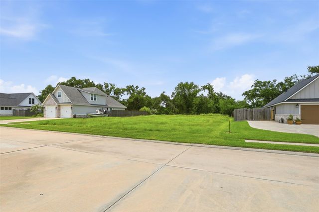 208 Creekside Lane, Lake Jackson, TX 77566