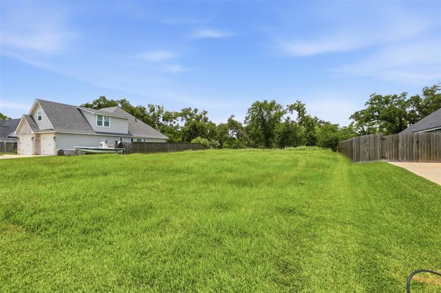208 Creekside Lane, Lake Jackson, TX 77566