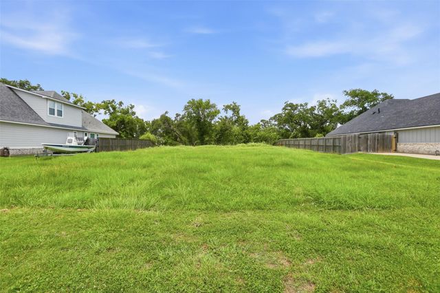 208 Creekside Lane, Lake Jackson, TX 77566