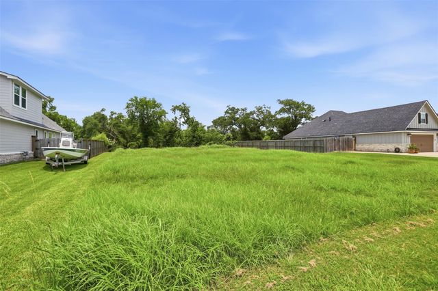 208 Creekside Lane, Lake Jackson, TX 77566