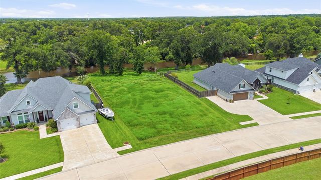 208 Creekside Lane, Lake Jackson, TX 77566