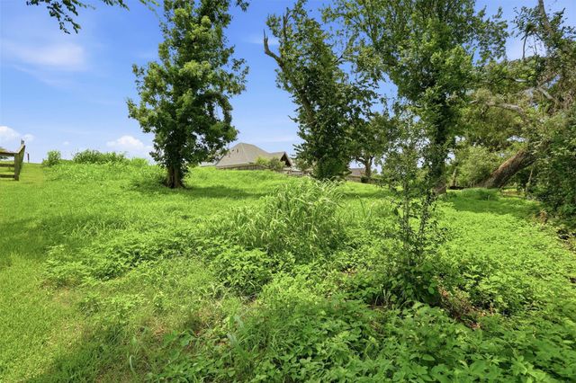 208 Creekside Lane, Lake Jackson, TX 77566