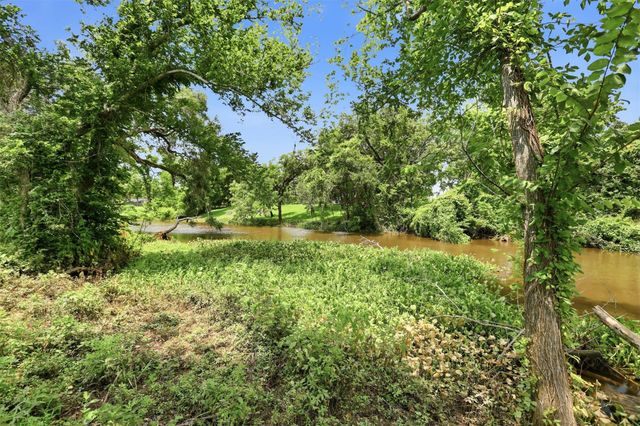 208 Creekside Lane, Lake Jackson, TX 77566