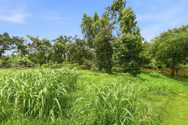 208 Creekside Lane, Lake Jackson, TX 77566