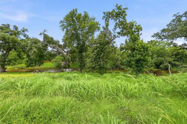 208 Creekside Lane, Lake Jackson, TX 77566