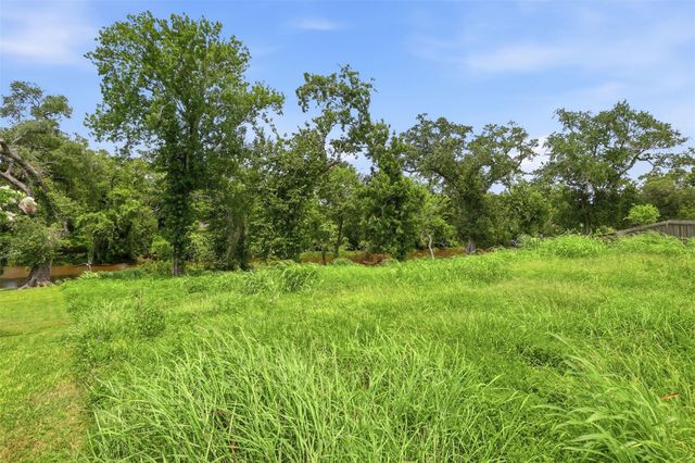 208 Creekside Lane, Lake Jackson, TX 77566