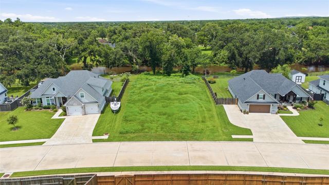 208 Creekside Lane, Lake Jackson, TX 77566