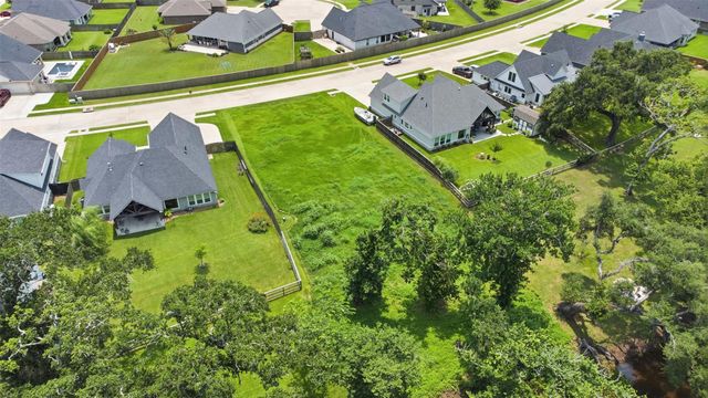 208 Creekside Lane, Lake Jackson, TX 77566