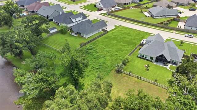 208 Creekside Lane, Lake Jackson, TX 77566