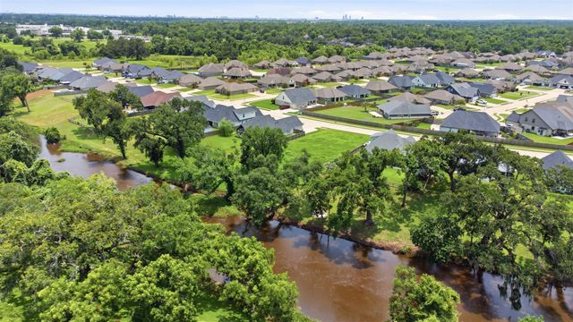 208 Creekside Lane, Lake Jackson, TX 77566