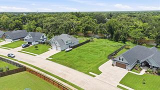208 Creekside Lane, Lake Jackson, TX 77566