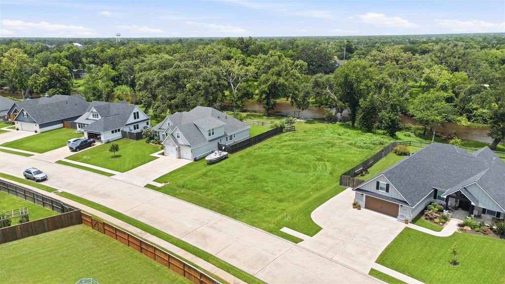 208 Creekside Lane, Lake Jackson, TX 77566