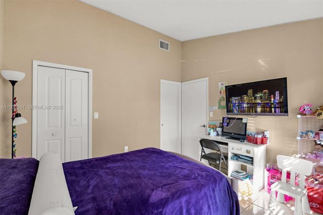 2340 Evergreen Ct, Pembroke Pines, FL 33026