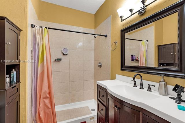 2340 Evergreen Ct, Pembroke Pines, FL 33026