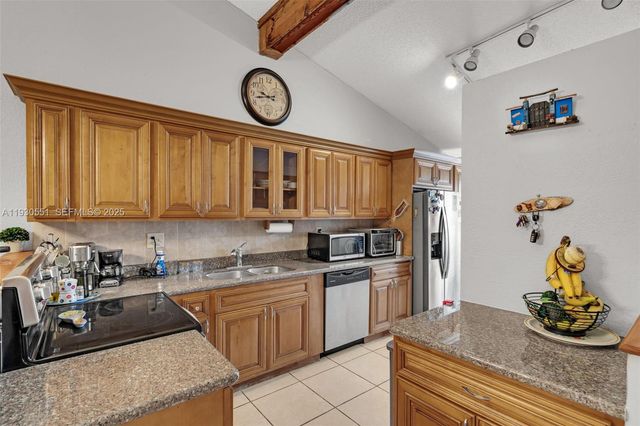 2340 Evergreen Ct, Pembroke Pines, FL 33026