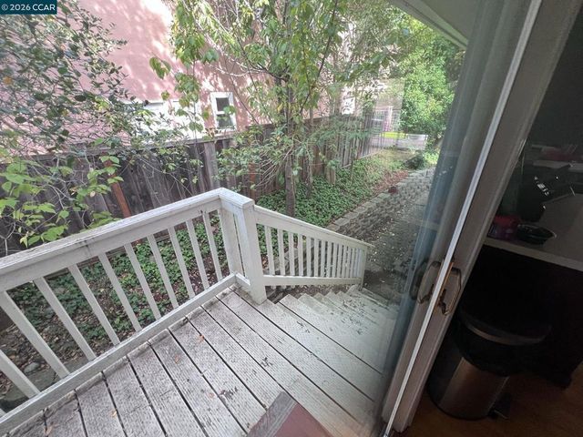 7672 Surrey Ln, Oakland, CA 94605