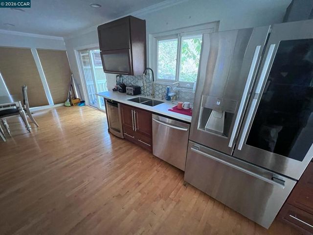 7672 Surrey Ln, Oakland, CA 94605