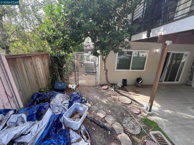 7672 Surrey Ln, Oakland, CA 94605