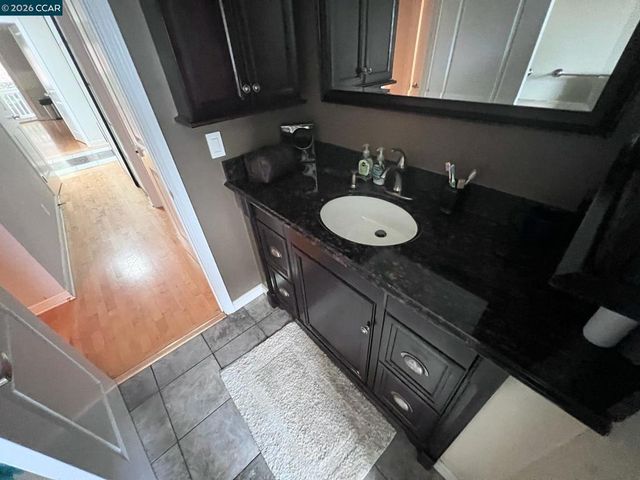 7672 Surrey Ln, Oakland, CA 94605