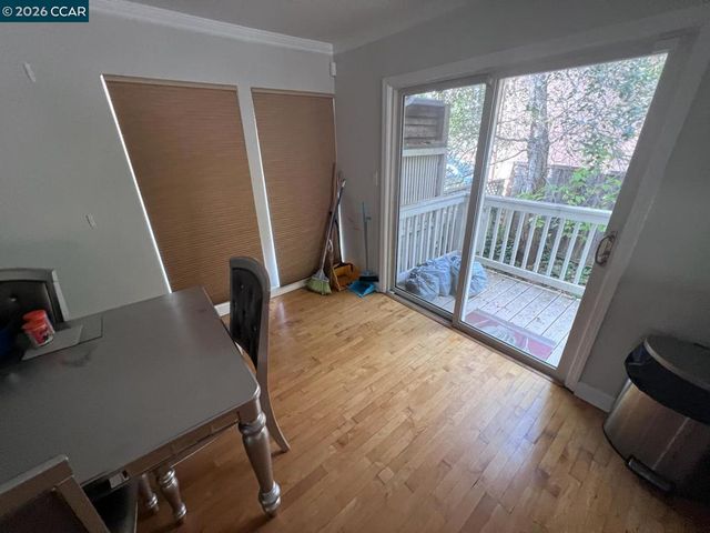 7672 Surrey Ln, Oakland, CA 94605