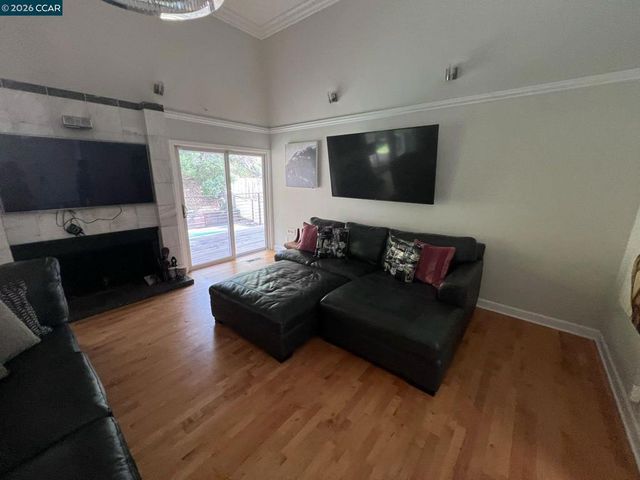 7672 Surrey Ln, Oakland, CA 94605