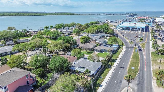 1425 Harbor View Drive, Galveston, TX 77550