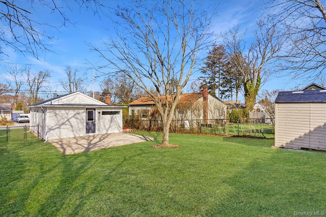 27 Vine Road, Rocky Point, NY 11778