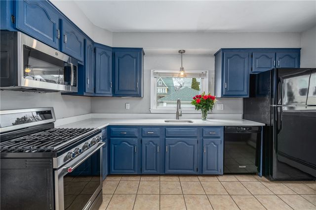 41 Berwick Lane, Cranston, RI 02905