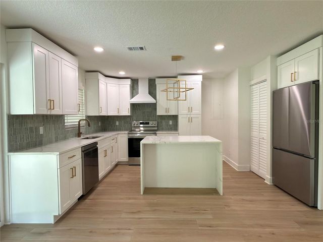 2401 16TH AVENUE N, St Petersburg, FL 33713