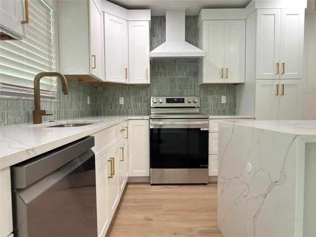 2401 16TH AVENUE N, St Petersburg, FL 33713