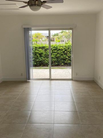 560 NE 19th Avenue, Deerfield Beach, FL 33441