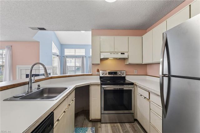 5092 Heathglen CIR, Virginia Beach, VA 23456