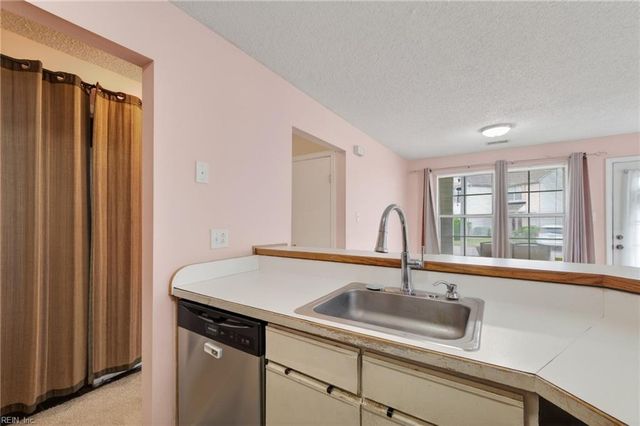 5092 Heathglen CIR, Virginia Beach, VA 23456
