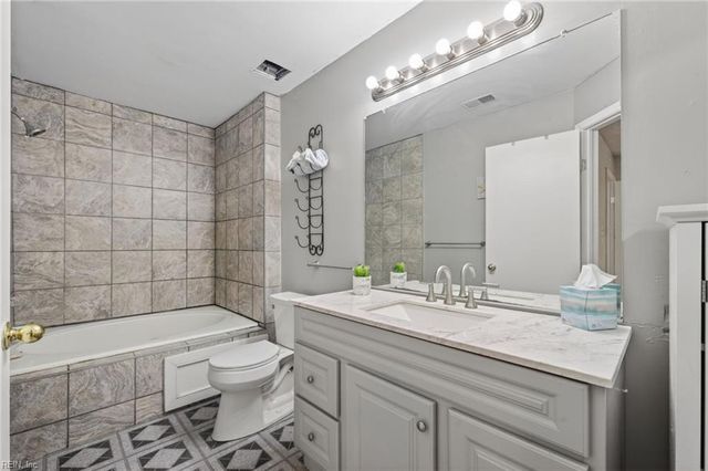 5092 Heathglen CIR, Virginia Beach, VA 23456
