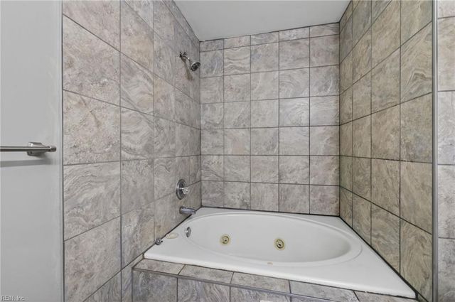5092 Heathglen CIR, Virginia Beach, VA 23456