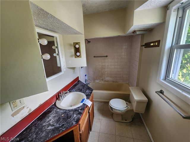 3448 Seifert Lewis Road, Hubbard, OH 44425