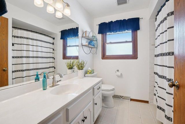 7254 S 38th STREET, Franklin, WI 53132