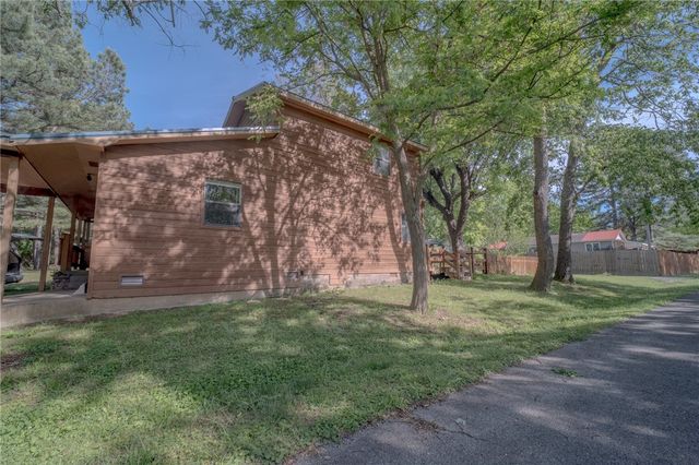 304 Warren Avenue, Huntsville, AR 72740
