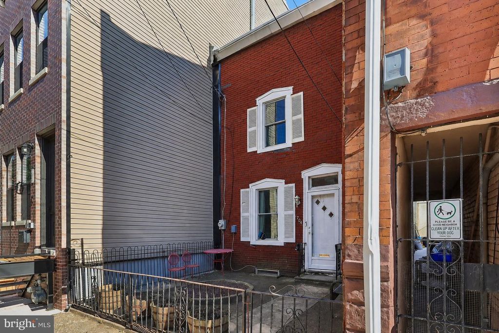 704 BELGRADE ST, PHILADELPHIA, PA 19125 — photo 2