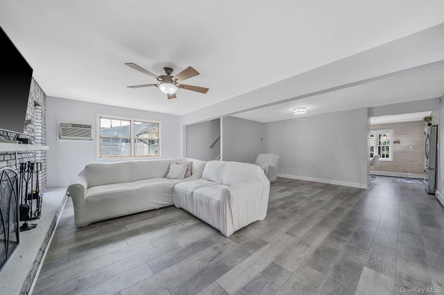 90 TWIN Lane N, Wantagh, NY 11793