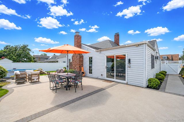 90 TWIN Lane N, Wantagh, NY 11793