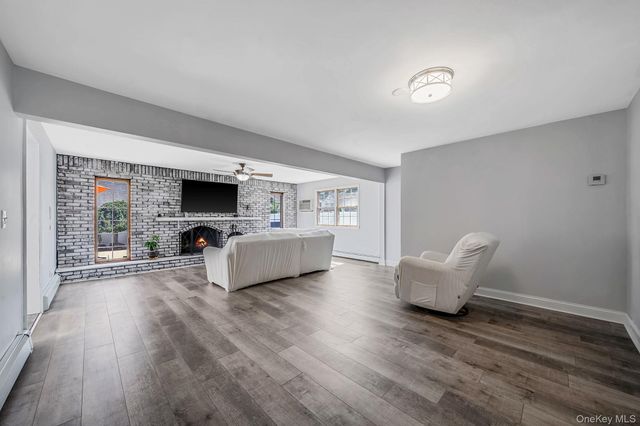 90 TWIN Lane N, Wantagh, NY 11793