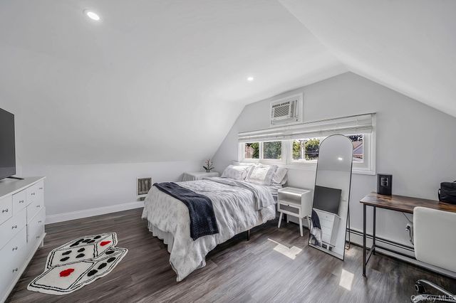 90 TWIN Lane N, Wantagh, NY 11793