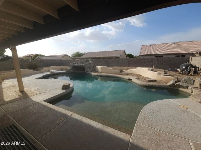 8002 W STELLA Avenue, Glendale, AZ 85303