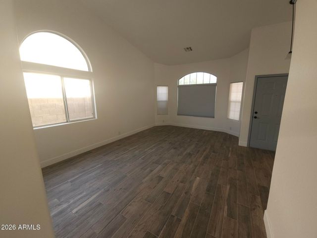 8002 W STELLA Avenue, Glendale, AZ 85303