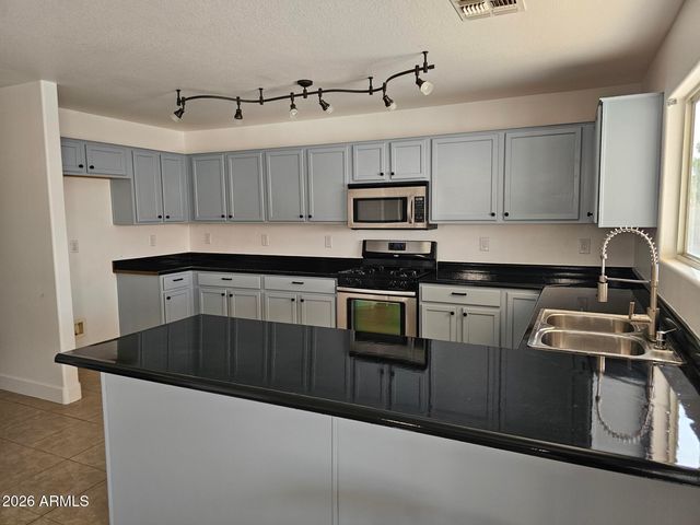 8002 W STELLA Avenue, Glendale, AZ 85303