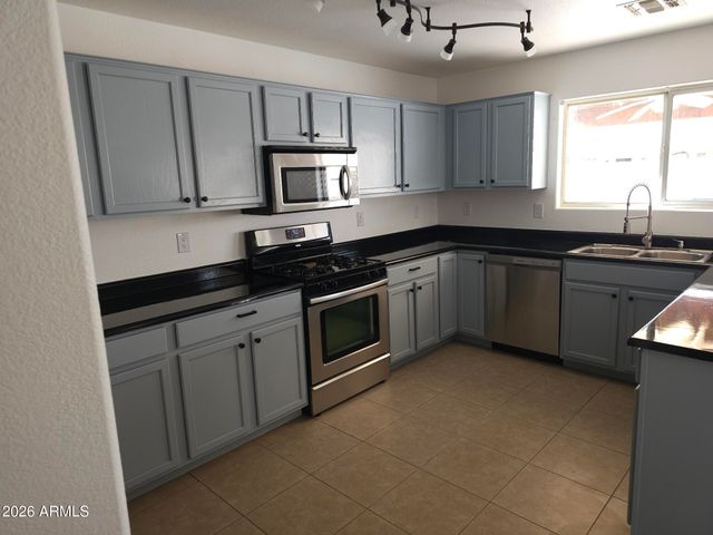 8002 W STELLA Avenue, Glendale, AZ 85303