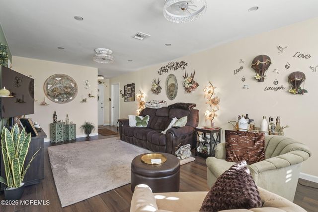 4 Aspen Plaza 4A, Monroe, NJ 08831