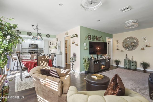 4 Aspen Plaza 4A, Monroe, NJ 08831